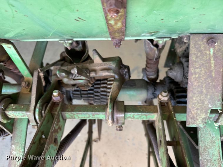 image for item NQ9747 John Deere  E0DRB grain drill