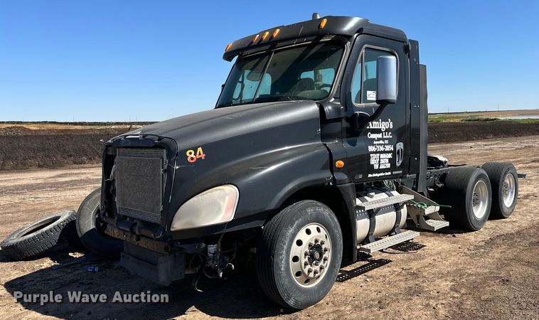 image for item DD3267 2010 Freightliner  Cascadia semi truck