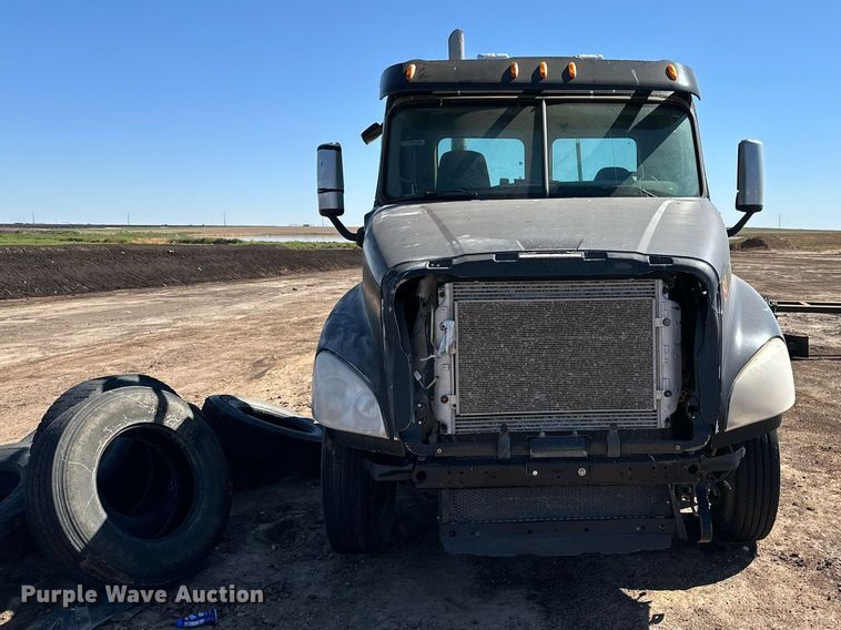 image for item DD3267 2010 Freightliner  Cascadia semi truck