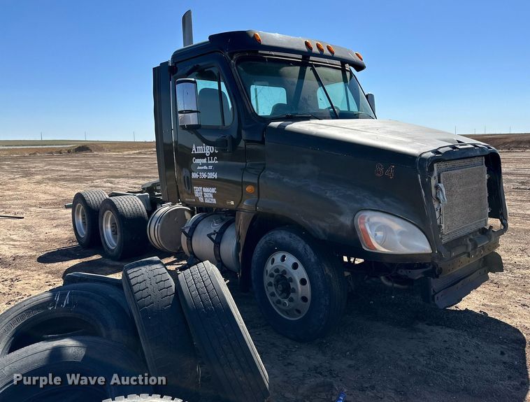 image for item DD3267 2010 Freightliner  Cascadia semi truck