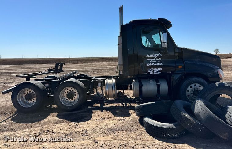 image for item DD3267 2010 Freightliner  Cascadia semi truck