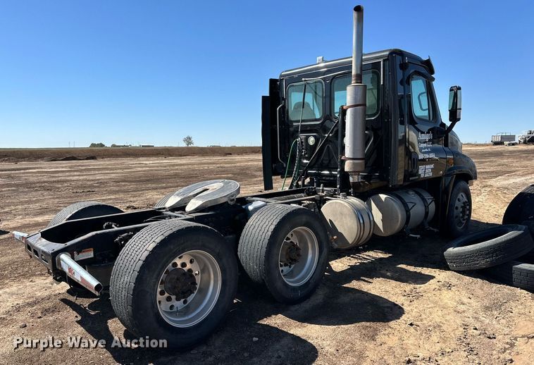 image for item DD3267 2010 Freightliner  Cascadia semi truck