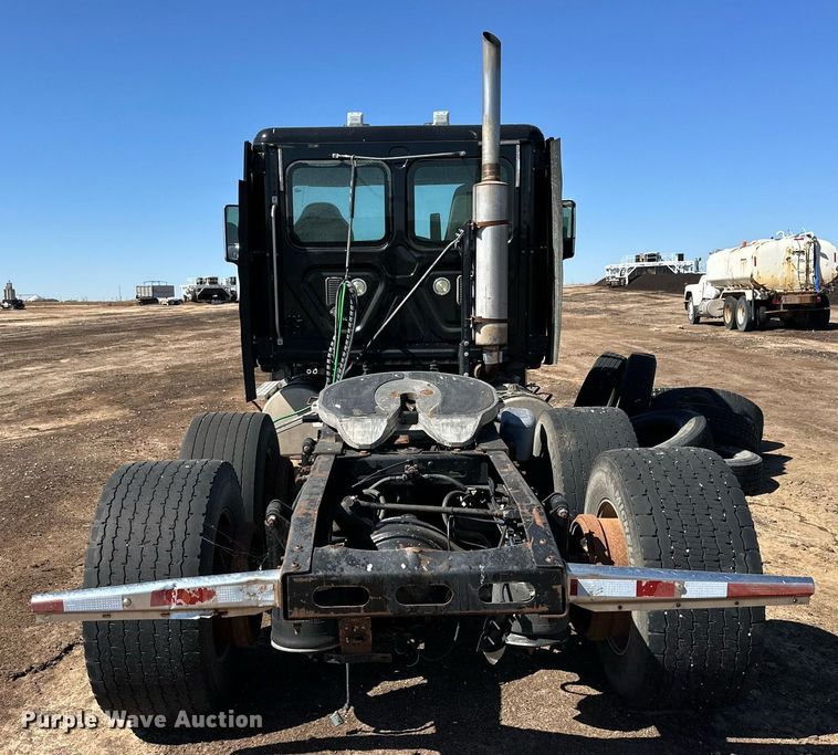 image for item DD3267 2010 Freightliner  Cascadia semi truck