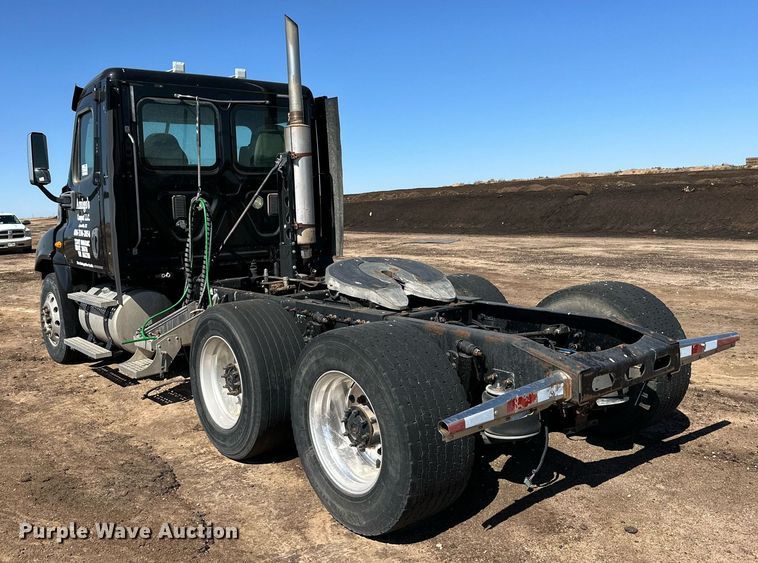 image for item DD3267 2010 Freightliner  Cascadia semi truck