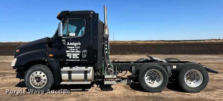 image for item DD3267 2010 Freightliner  Cascadia semi truck