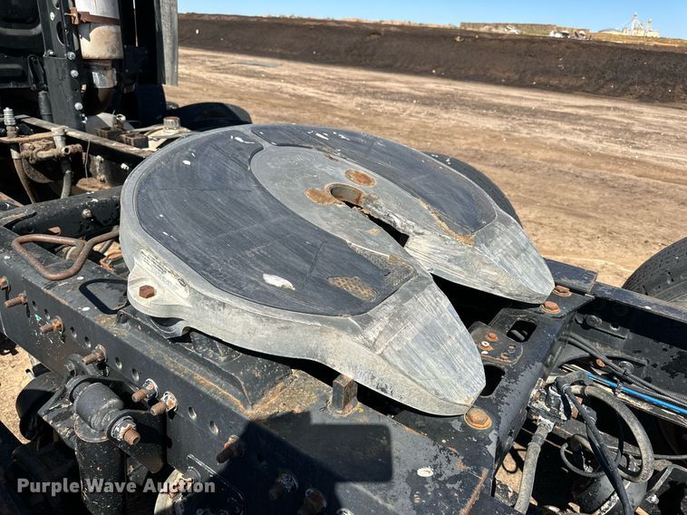 image for item DD3267 2010 Freightliner  Cascadia semi truck