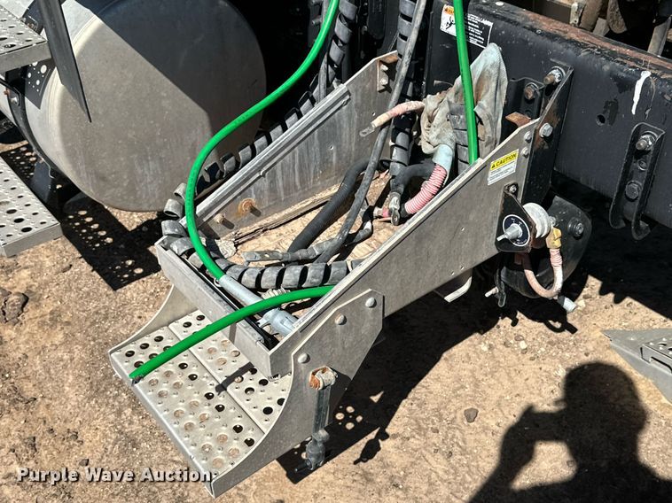 image for item DD3267 2010 Freightliner  Cascadia semi truck