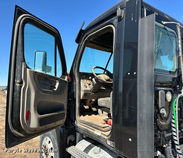 image for item DD3267 2010 Freightliner  Cascadia semi truck