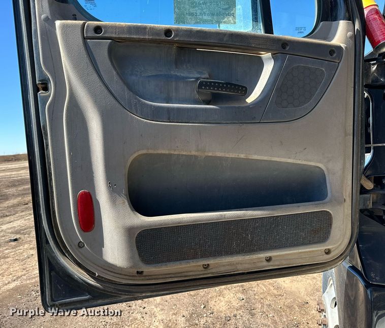 image for item DD3267 2010 Freightliner  Cascadia semi truck