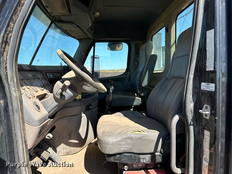 image for item DD3267 2010 Freightliner  Cascadia semi truck