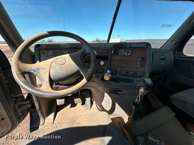 image for item DD3267 2010 Freightliner  Cascadia semi truck