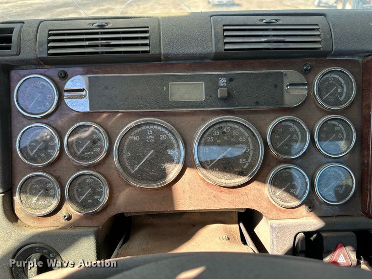 image for item DD3267 2010 Freightliner  Cascadia semi truck