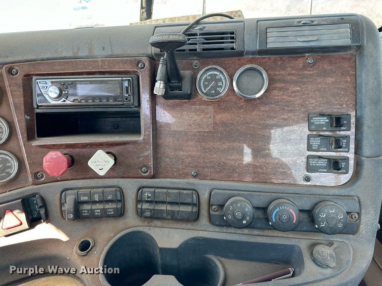 image for item DD3267 2010 Freightliner  Cascadia semi truck