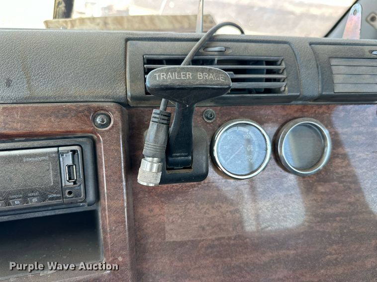 image for item DD3267 2010 Freightliner  Cascadia semi truck