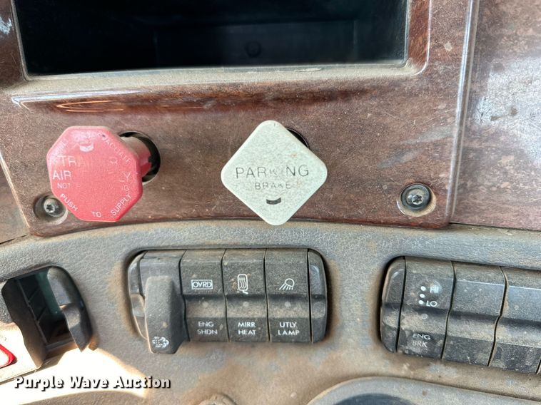 image for item DD3267 2010 Freightliner  Cascadia semi truck