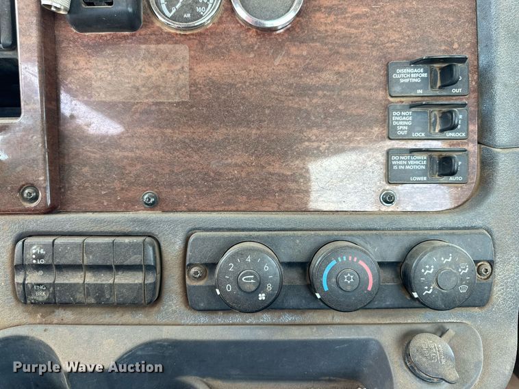 image for item DD3267 2010 Freightliner  Cascadia semi truck