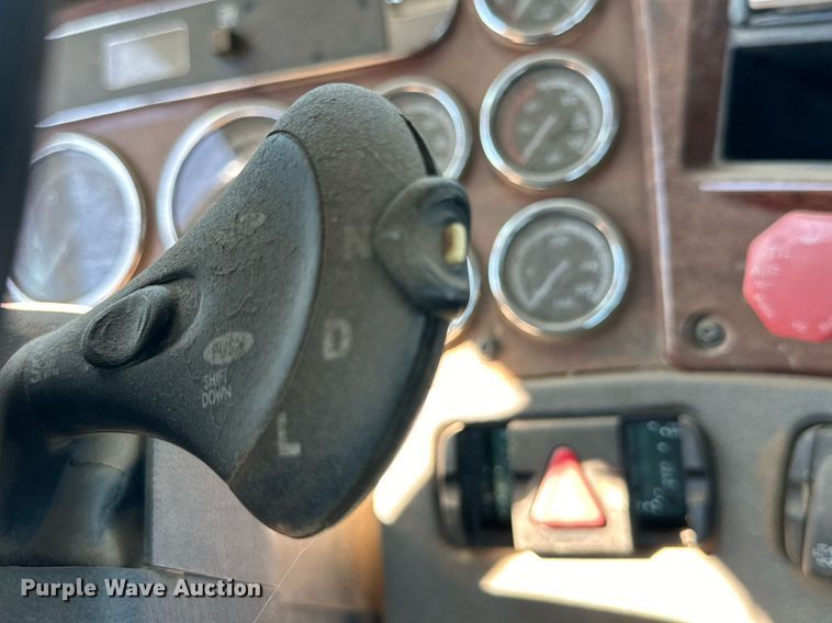 image for item DD3267 2010 Freightliner  Cascadia semi truck