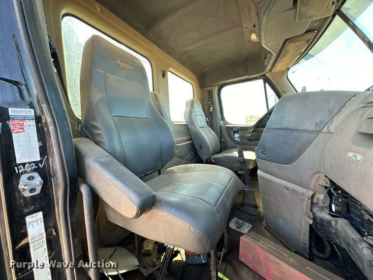 image for item DD3267 2010 Freightliner  Cascadia semi truck