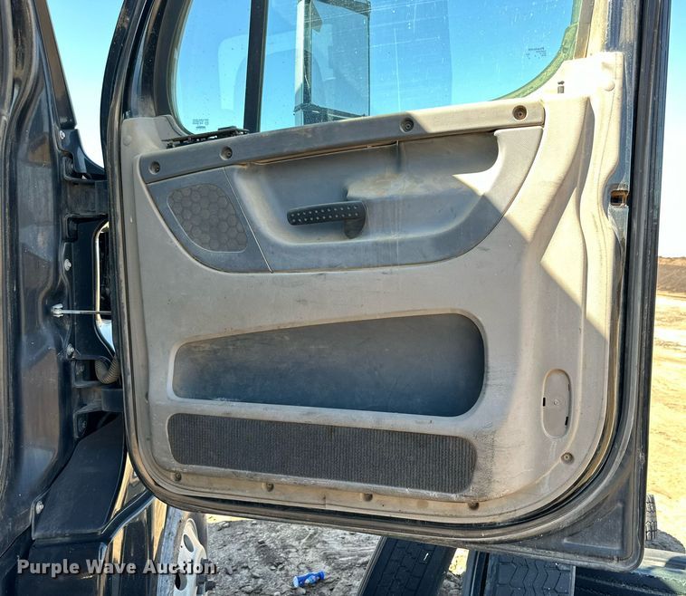 image for item DD3267 2010 Freightliner  Cascadia semi truck