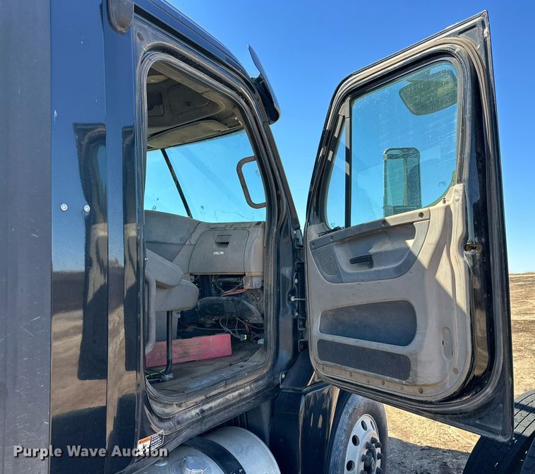 image for item DD3267 2010 Freightliner  Cascadia semi truck