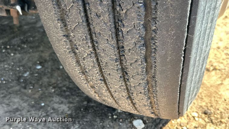 image for item DD3267 2010 Freightliner  Cascadia semi truck