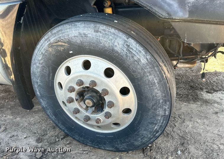 image for item DD3267 2010 Freightliner  Cascadia semi truck