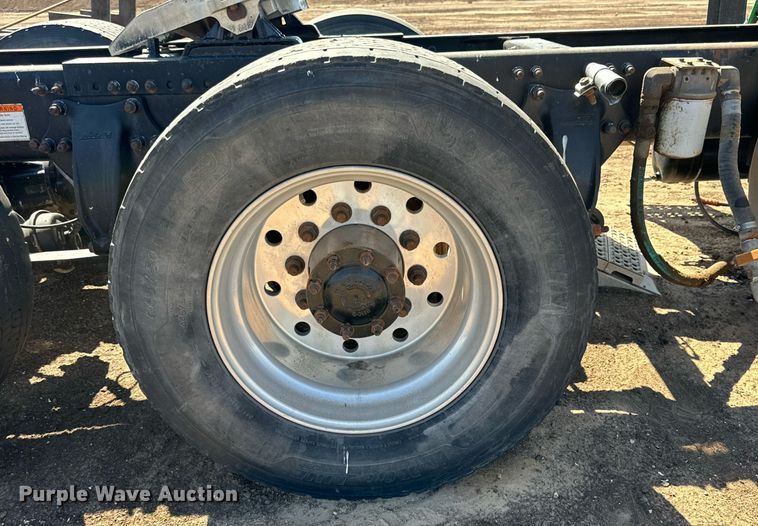 image for item DD3267 2010 Freightliner  Cascadia semi truck