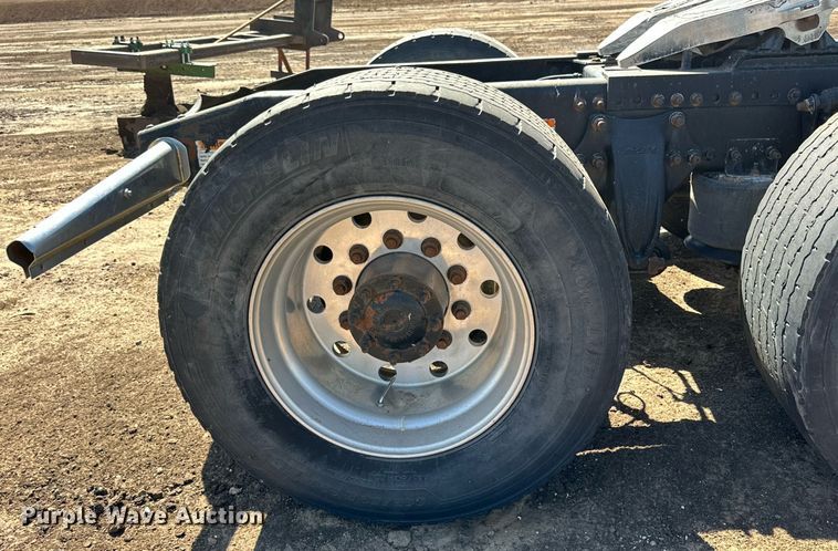 image for item DD3267 2010 Freightliner  Cascadia semi truck