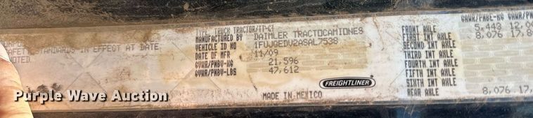 image for item DD3267 2010 Freightliner  Cascadia semi truck