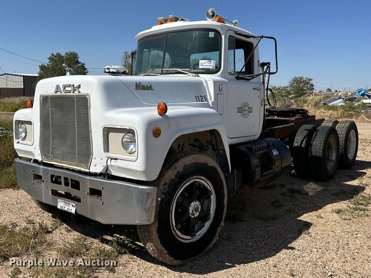 image for item DD3293 1981 Mack R685ST semi truck