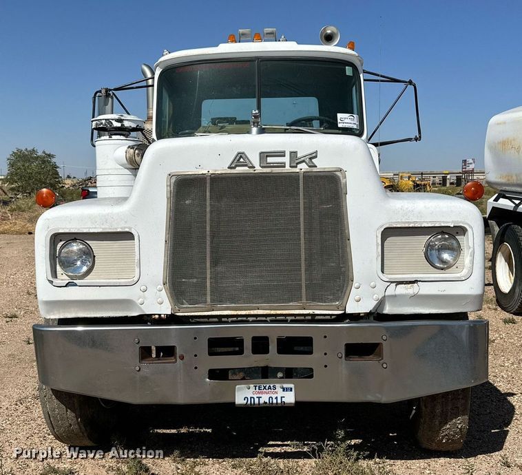 image for item DD3293 1981 Mack R685ST semi truck