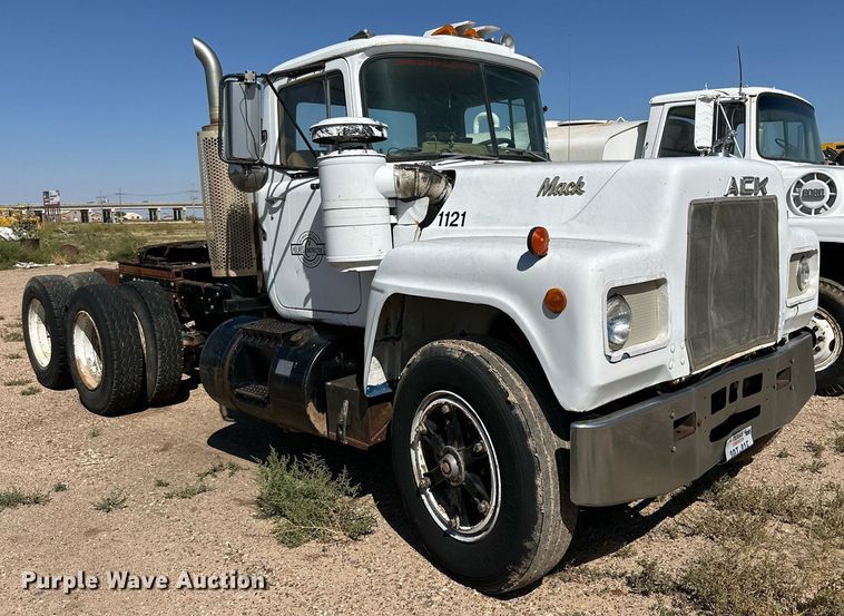 image for item DD3293 1981 Mack R685ST semi truck