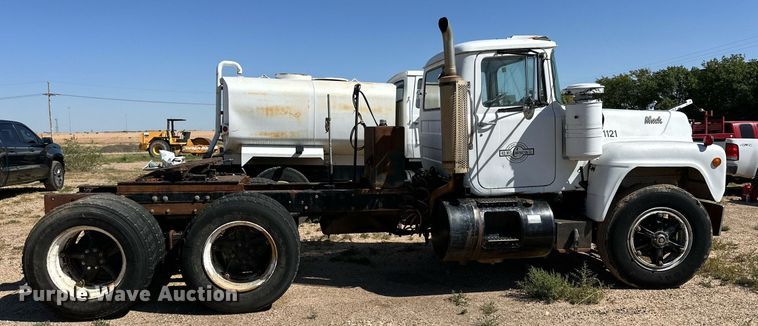 image for item DD3293 1981 Mack R685ST semi truck