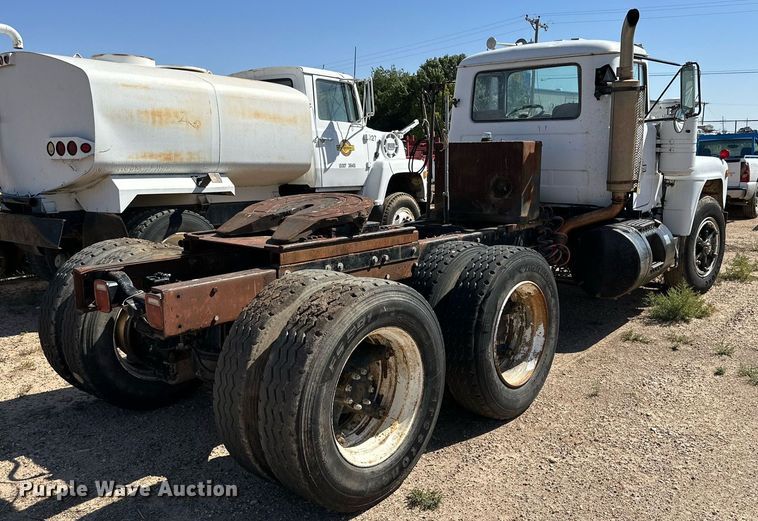 image for item DD3293 1981 Mack R685ST semi truck