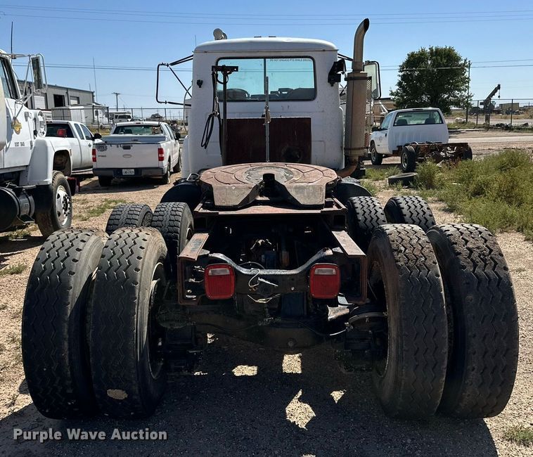 image for item DD3293 1981 Mack R685ST semi truck