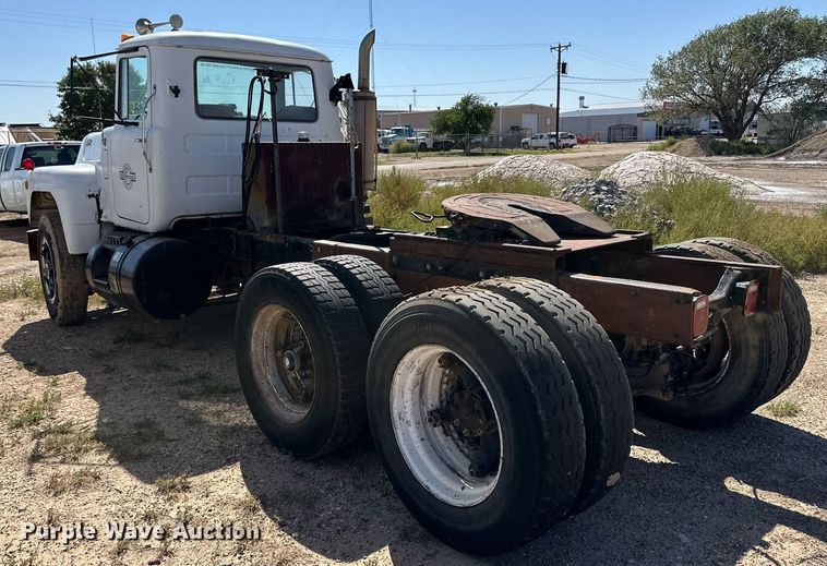 image for item DD3293 1981 Mack R685ST semi truck