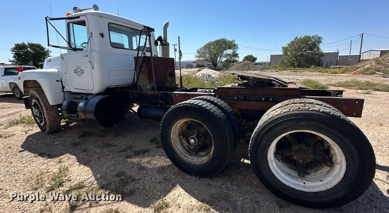 image for item DD3293 1981 Mack R685ST semi truck