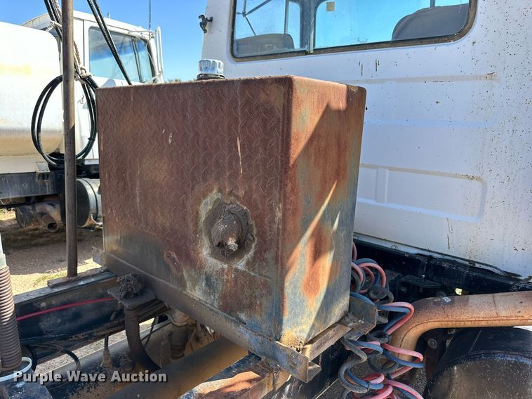 image for item DD3293 1981 Mack R685ST semi truck