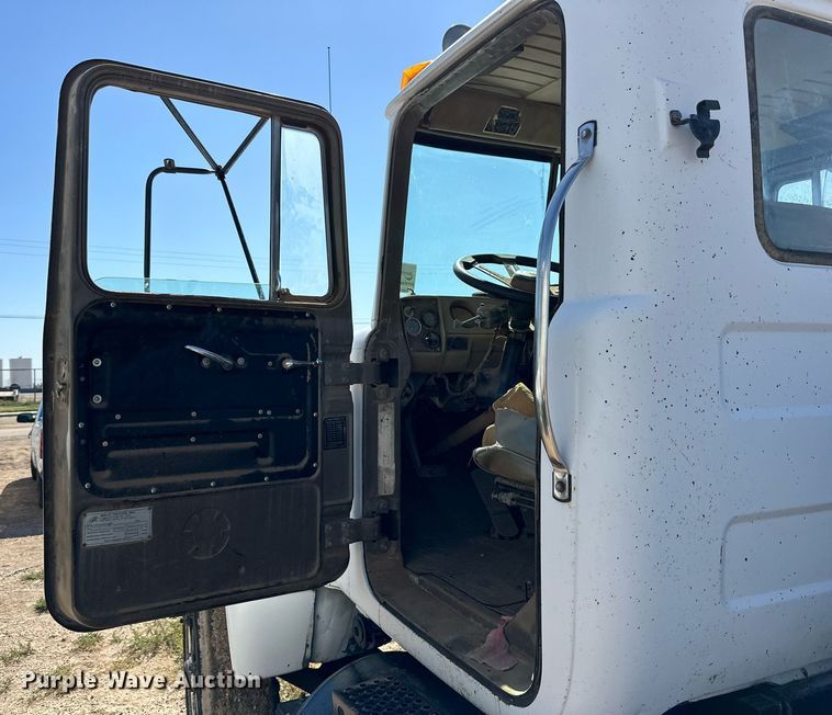 image for item DD3293 1981 Mack R685ST semi truck