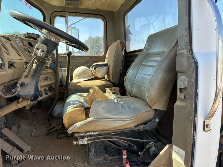 image for item DD3293 1981 Mack R685ST semi truck
