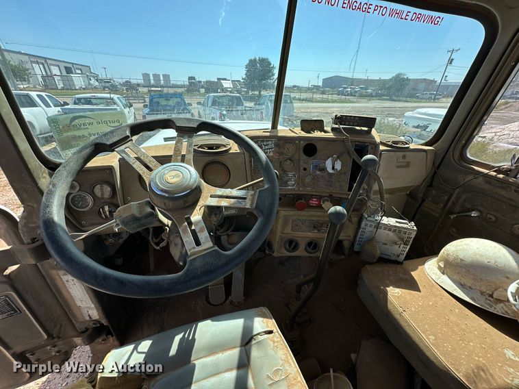 image for item DD3293 1981 Mack R685ST semi truck