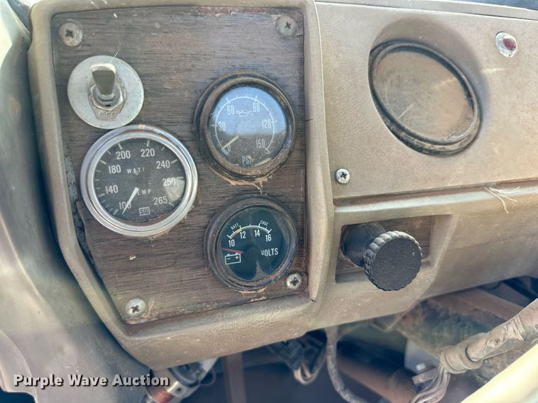 image for item DD3293 1981 Mack R685ST semi truck