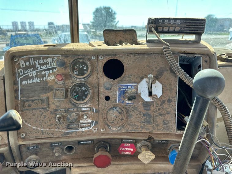 image for item DD3293 1981 Mack R685ST semi truck
