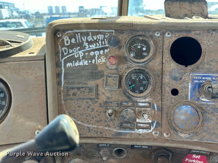 image for item DD3293 1981 Mack R685ST semi truck