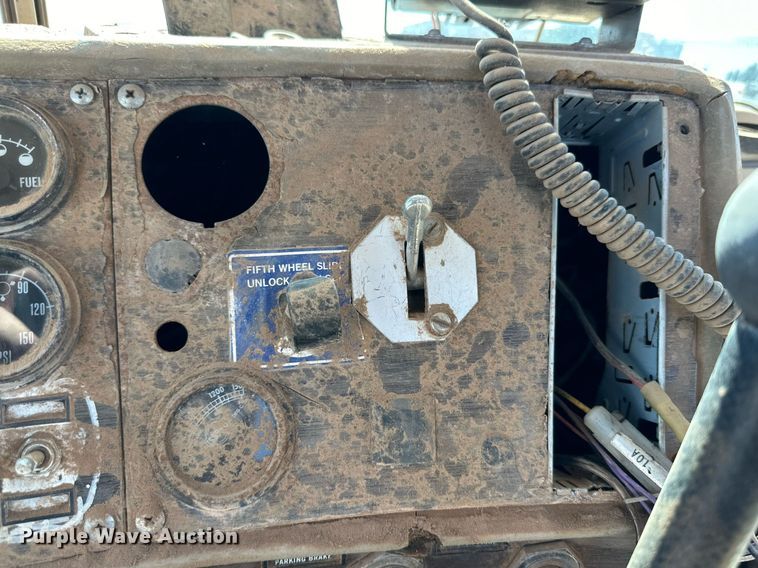 image for item DD3293 1981 Mack R685ST semi truck