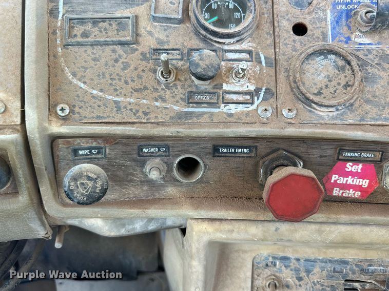 image for item DD3293 1981 Mack R685ST semi truck