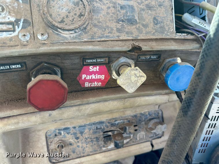 image for item DD3293 1981 Mack R685ST semi truck
