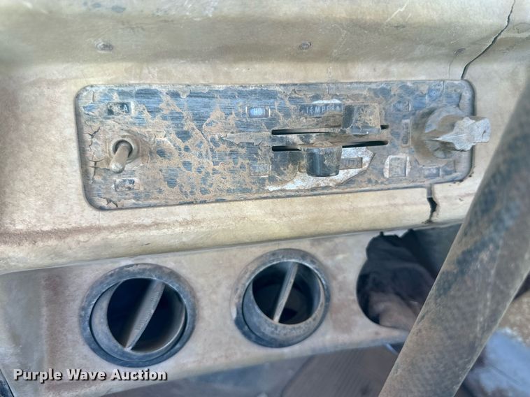 image for item DD3293 1981 Mack R685ST semi truck