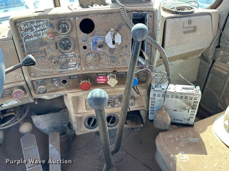 image for item DD3293 1981 Mack R685ST semi truck