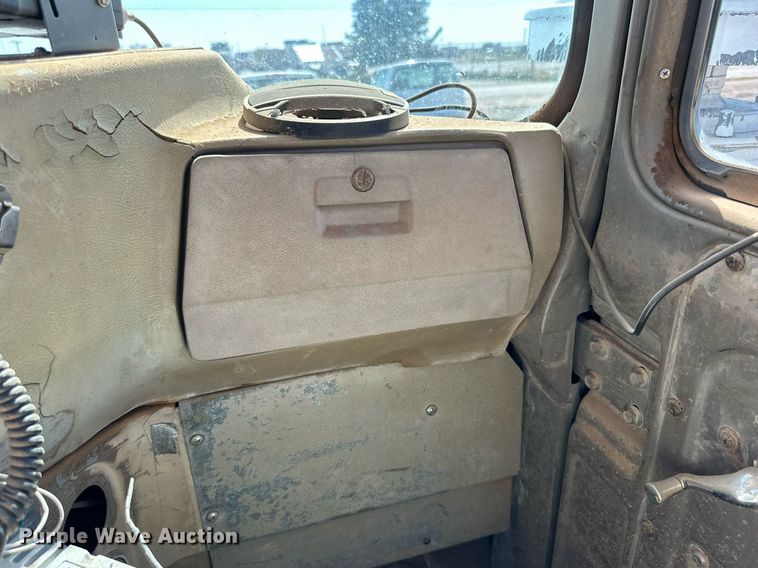image for item DD3293 1981 Mack R685ST semi truck